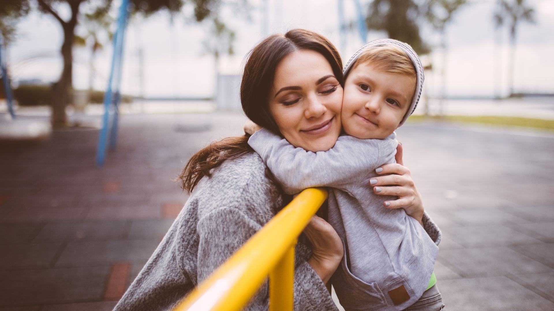 Madre e hijo abrazados