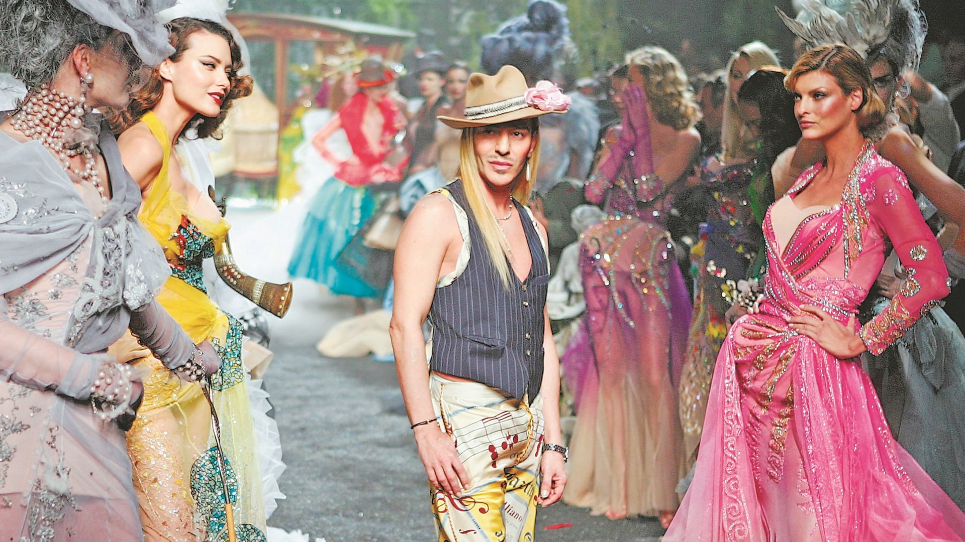 El resurgir de John Galliano: de colaborar con Marta Ortega a convertirse en el gran protagonista de la MET Gala más controvertida.
