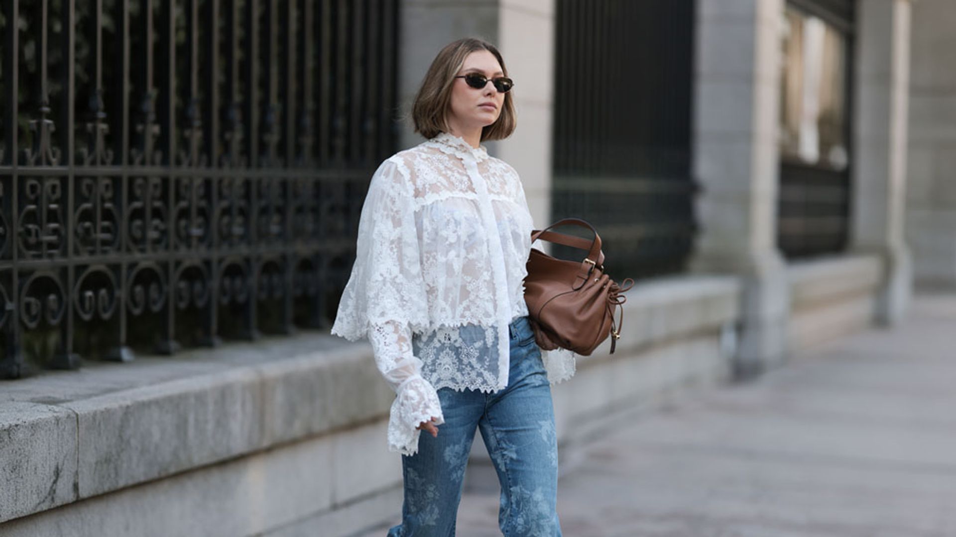 Olvídate de los vaqueros clásicos: estos 'jeans' de flores serán tu nuevo básico esta temporada