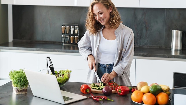 mujer cocinando