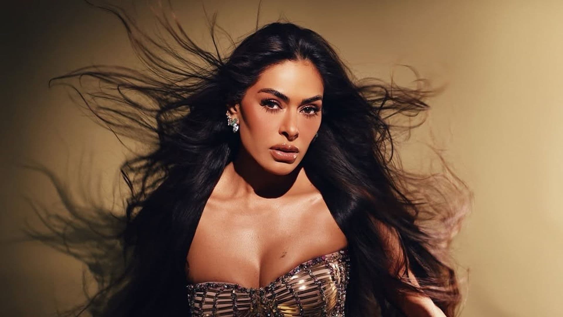 Galilea Montijo con un vestido hecho a la medida por Narciza Severa.