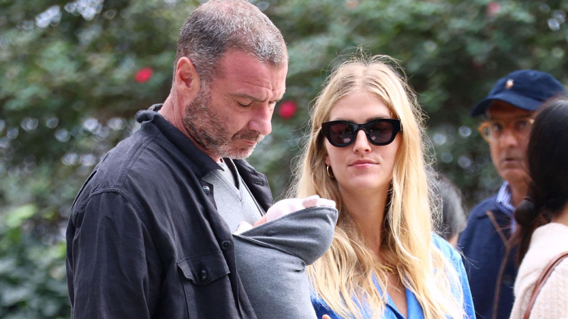 Las tiernas imágenes de Liev Schreiber como papá canguro con su hija recién nacida