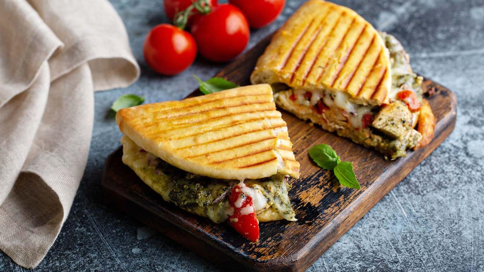 'Panino' de atún, tomate y queso con pesto
