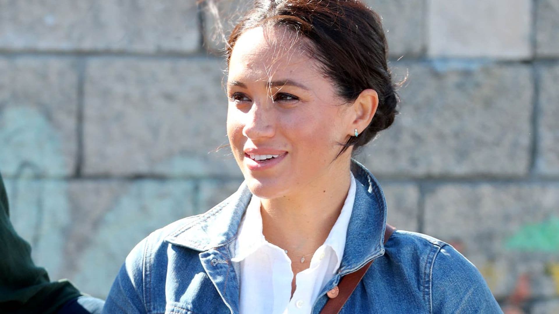 Meghan sorprende con su imagen más informal: 'shorts' y camisa vaquera