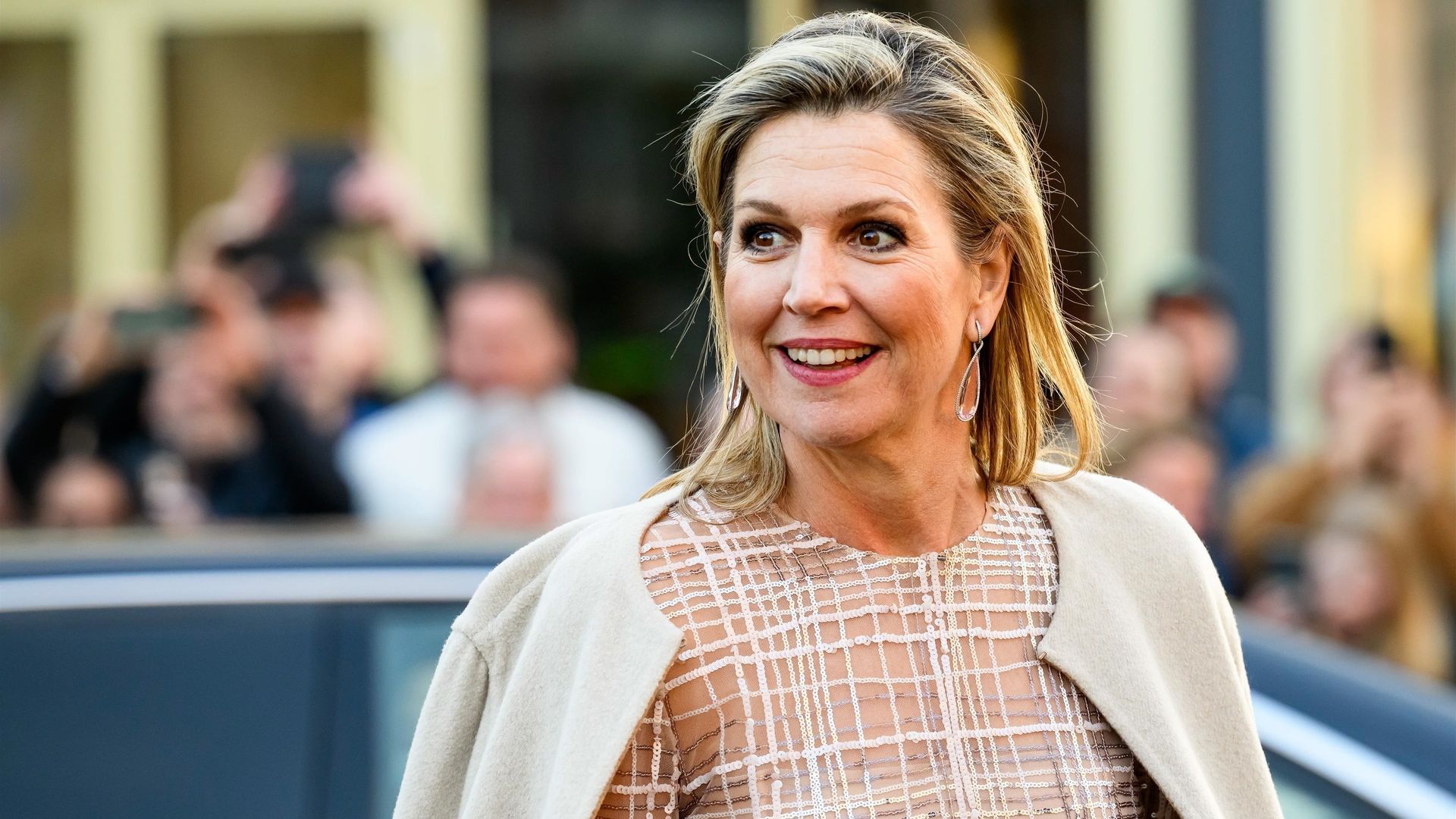 Máxima de Holanda, la reina que triunfa con capa y falda midi también en primavera