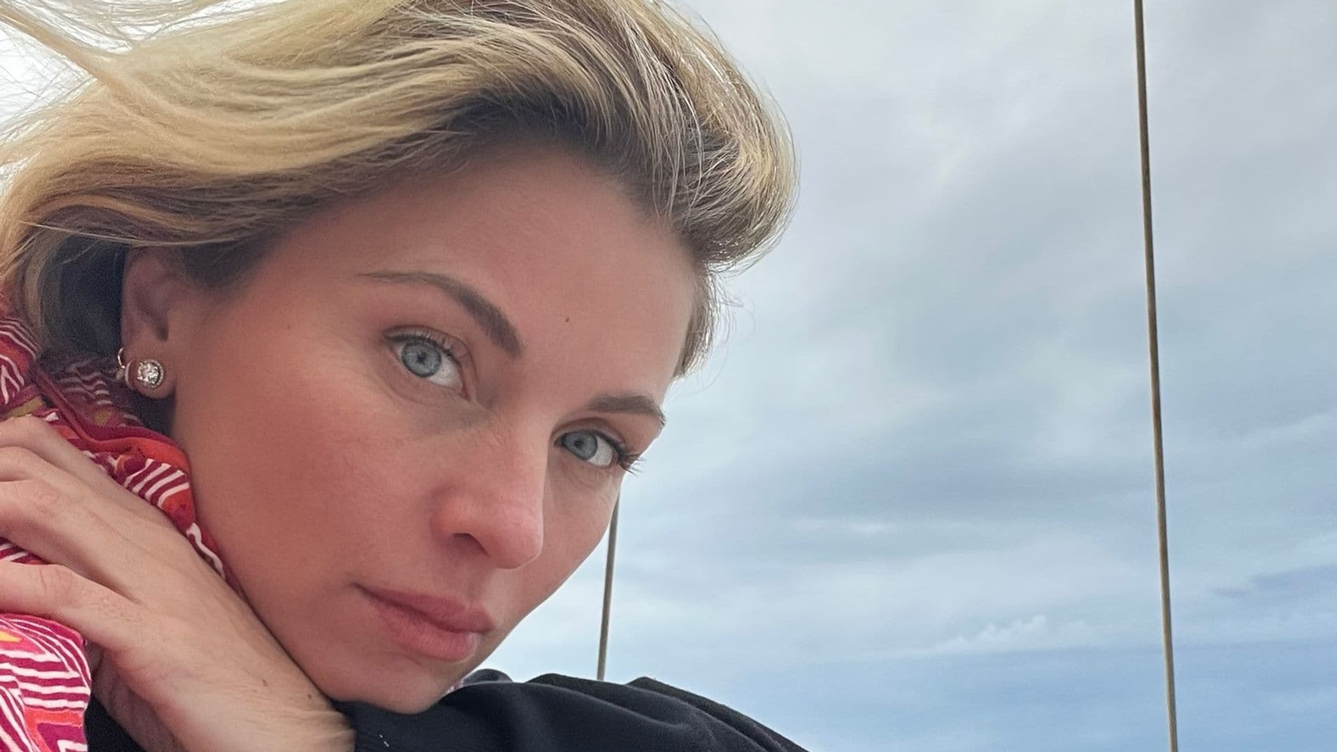 Ludwika Paleta posa con sus tres hijos desde Los Cabos