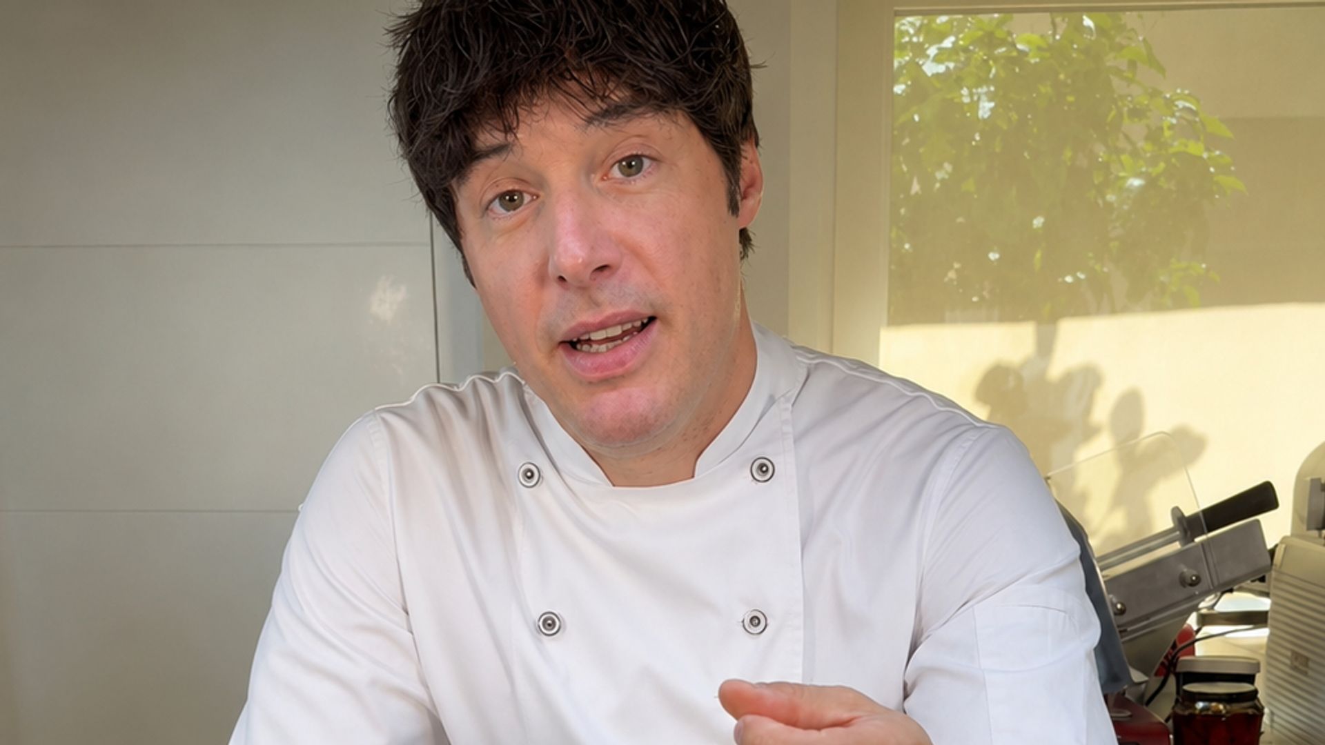 Jordi Cruz preparando patatas fritas