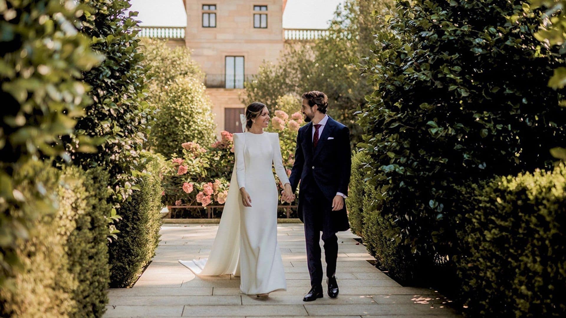 La boda de Teresa, la novia gallega del lazo en el pelo y la espalda especial