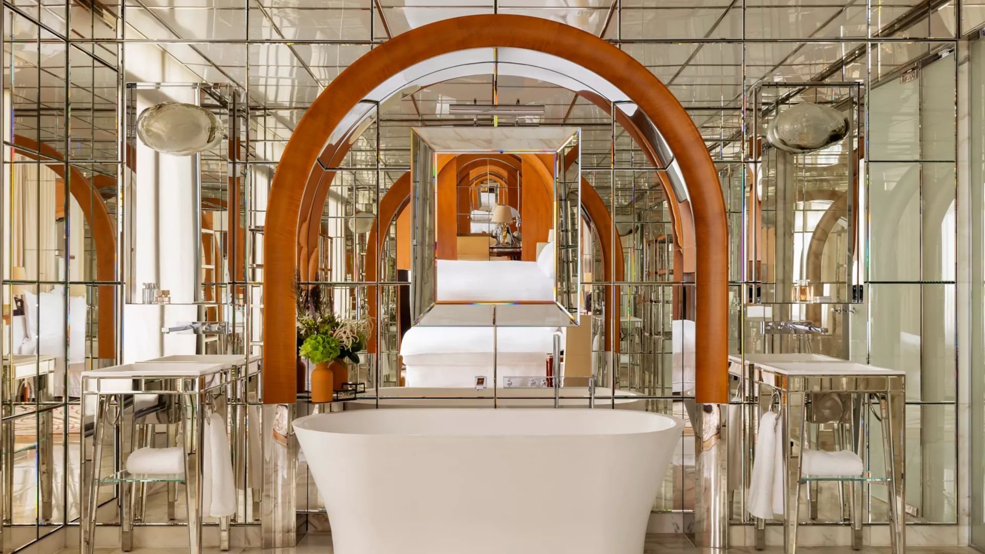 El hotel esconde un interiorismo contemporáneo dentro de un edificio Art Déco.