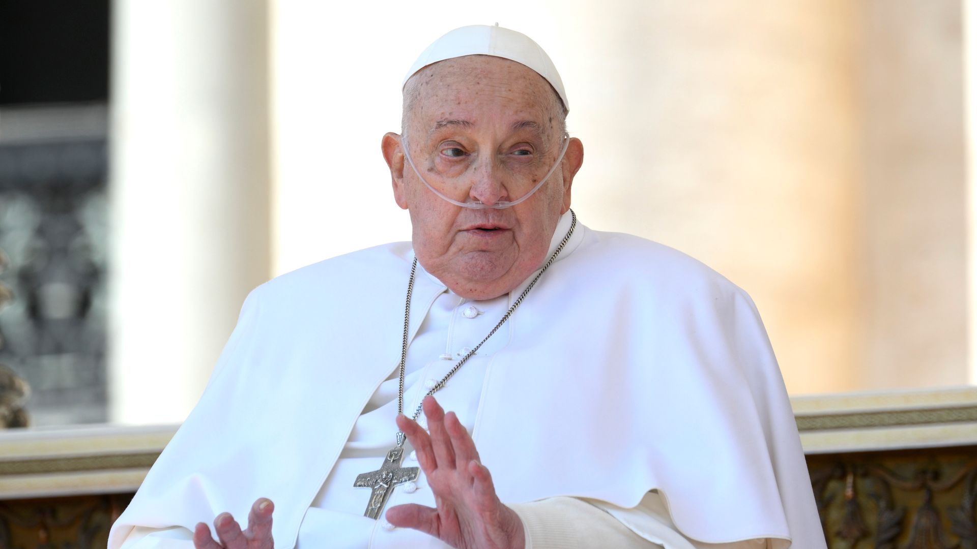 El Papa Francisco reaparece en la Plaza de San Pedro tras su alta hospitalaria