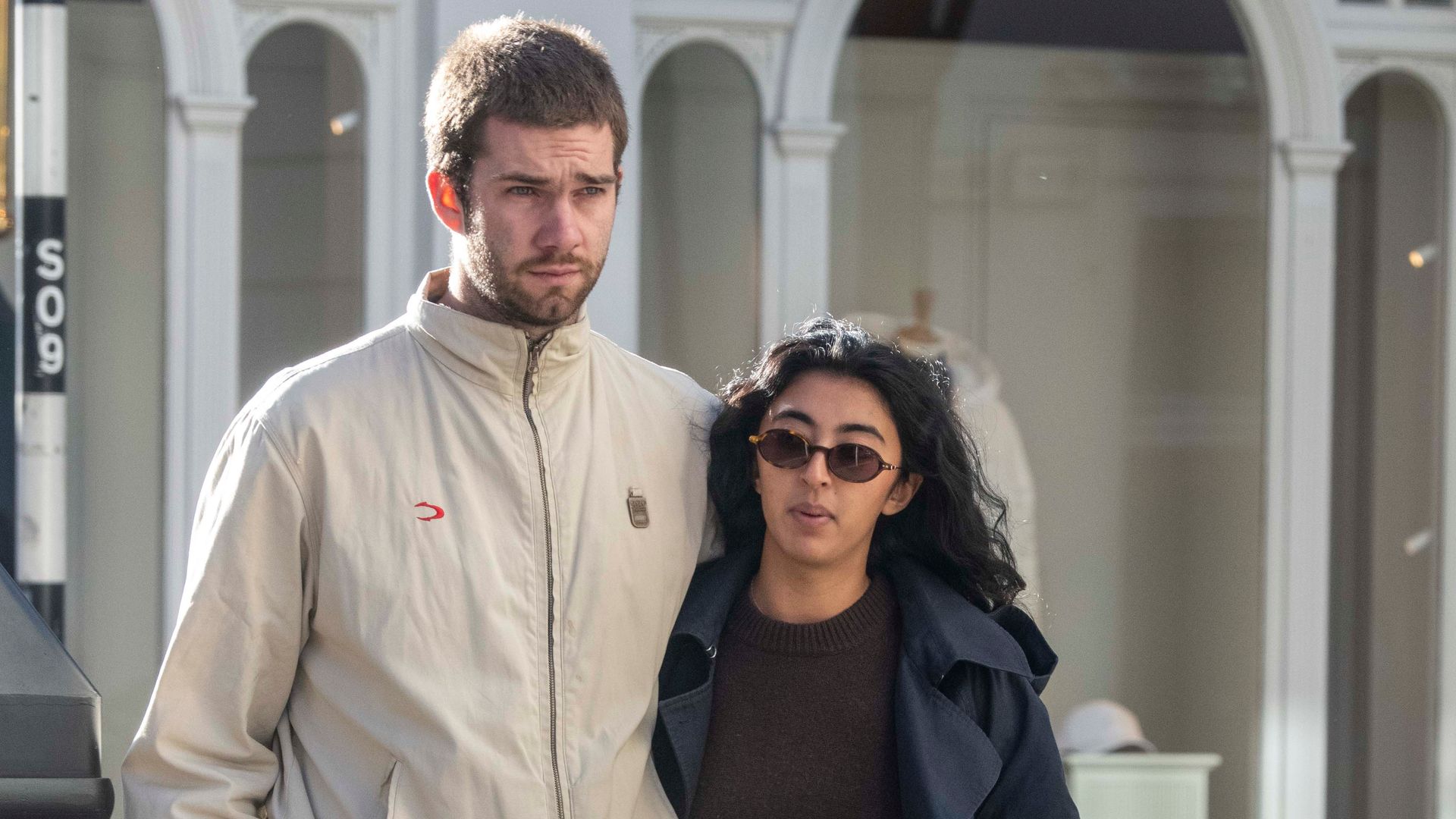 Juan Urdangarin y Sophia Khan pasean abrazados por Londres