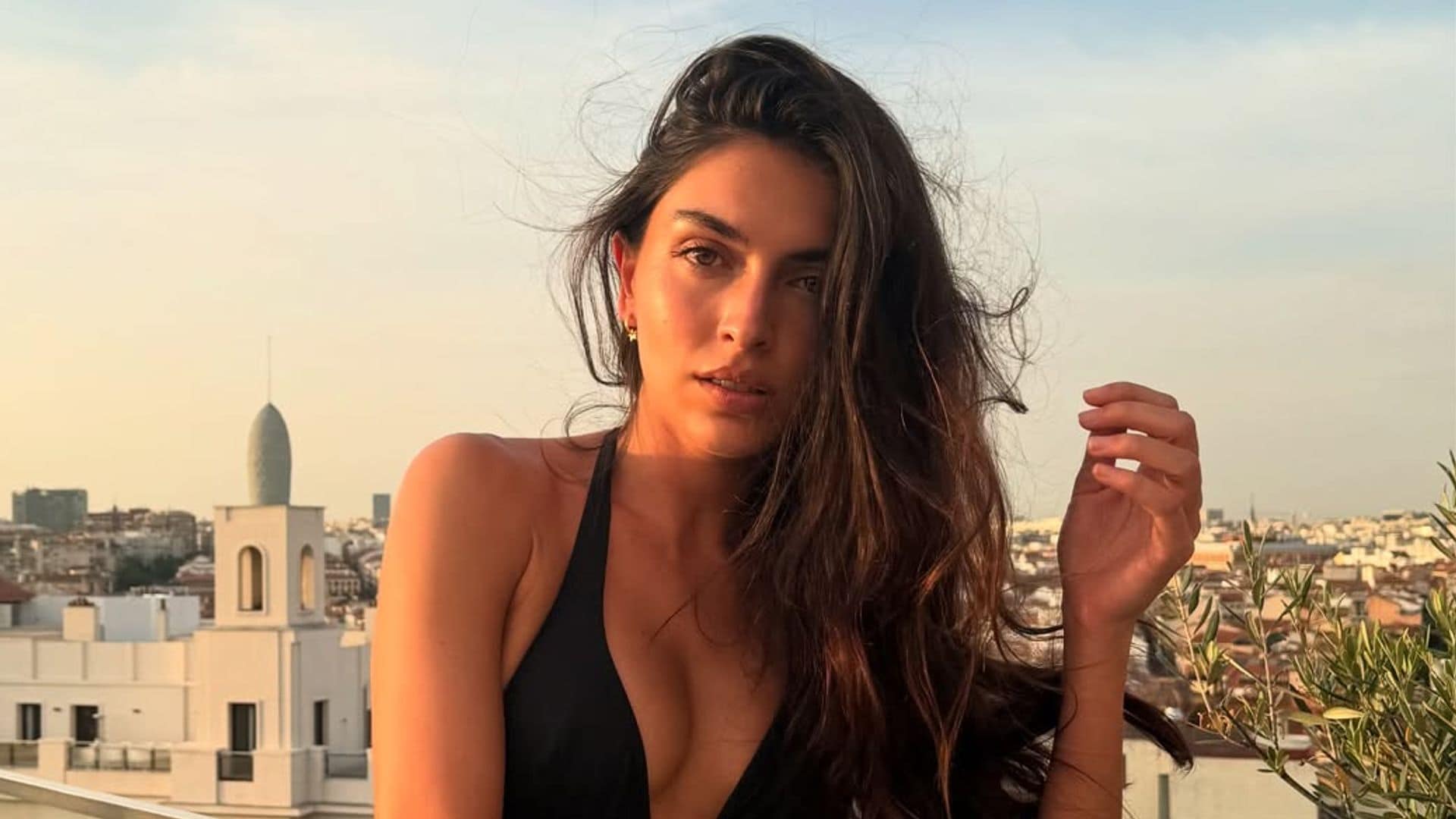 Lucía Rivera desafía todas las reglas al llevar un bañador y pareo estampado en el centro de Madrid