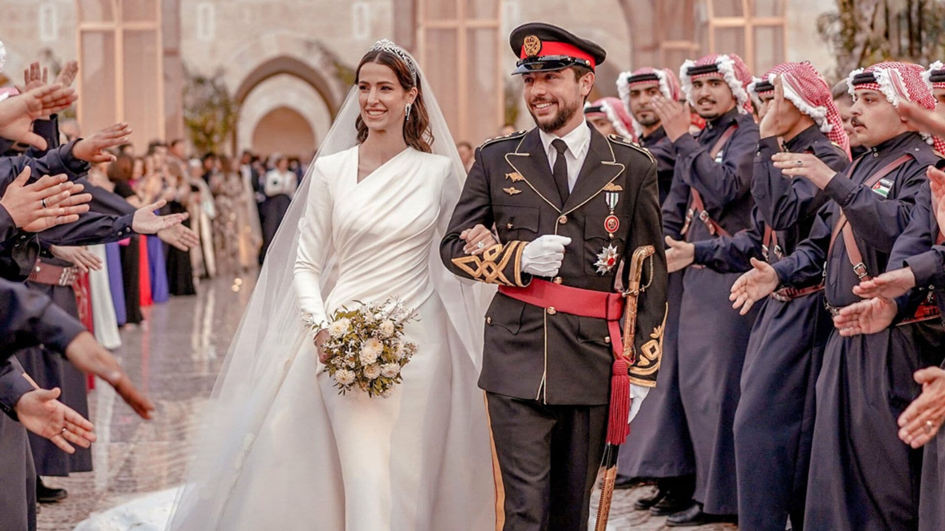 Recordamos la impresionante boda de Hussein y Rajwa de Jordania en su primer aniversario: las mejores imágenes