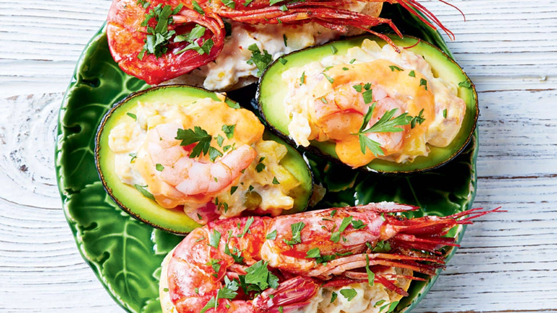 Gambas rojas a la parrilla con aguacates rellenos