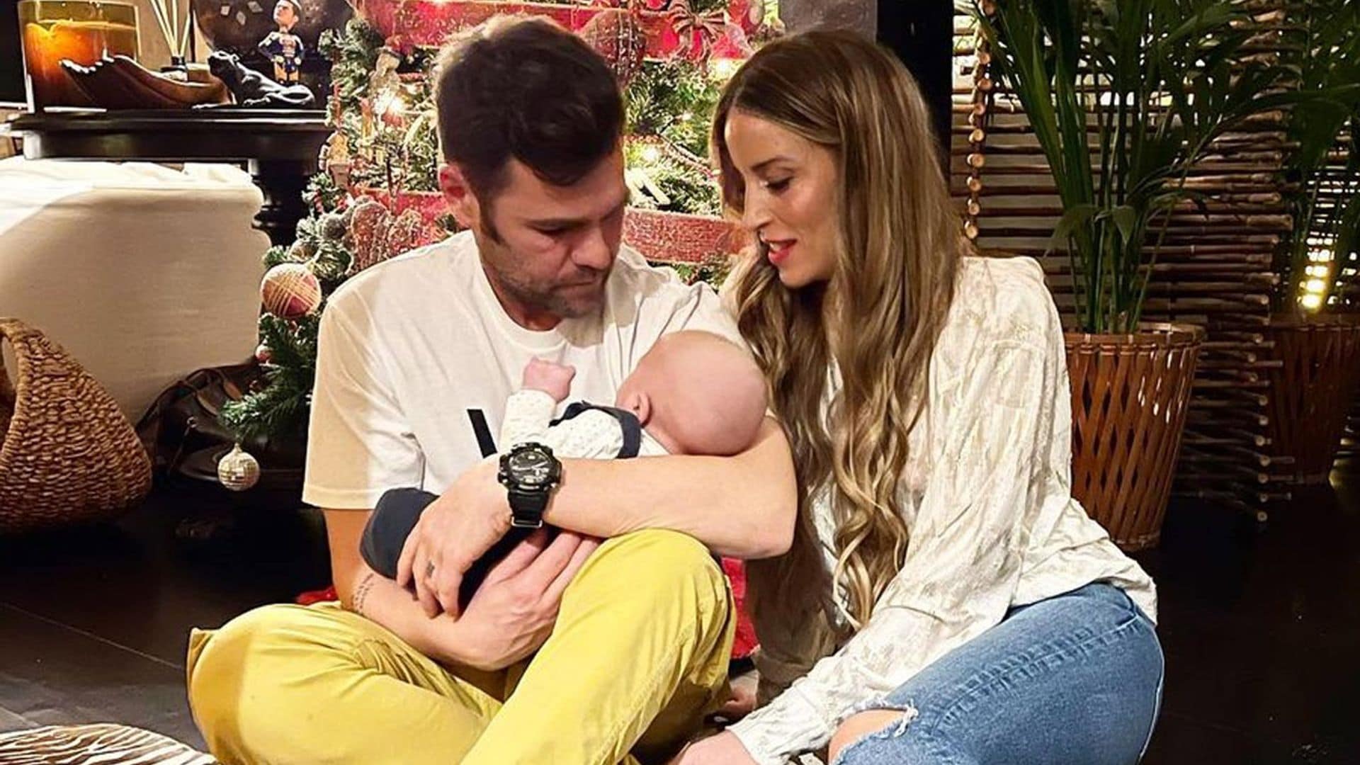 Fonsi Nieto y Marta Castro enseñan al pequeño Hugo su isla favorita