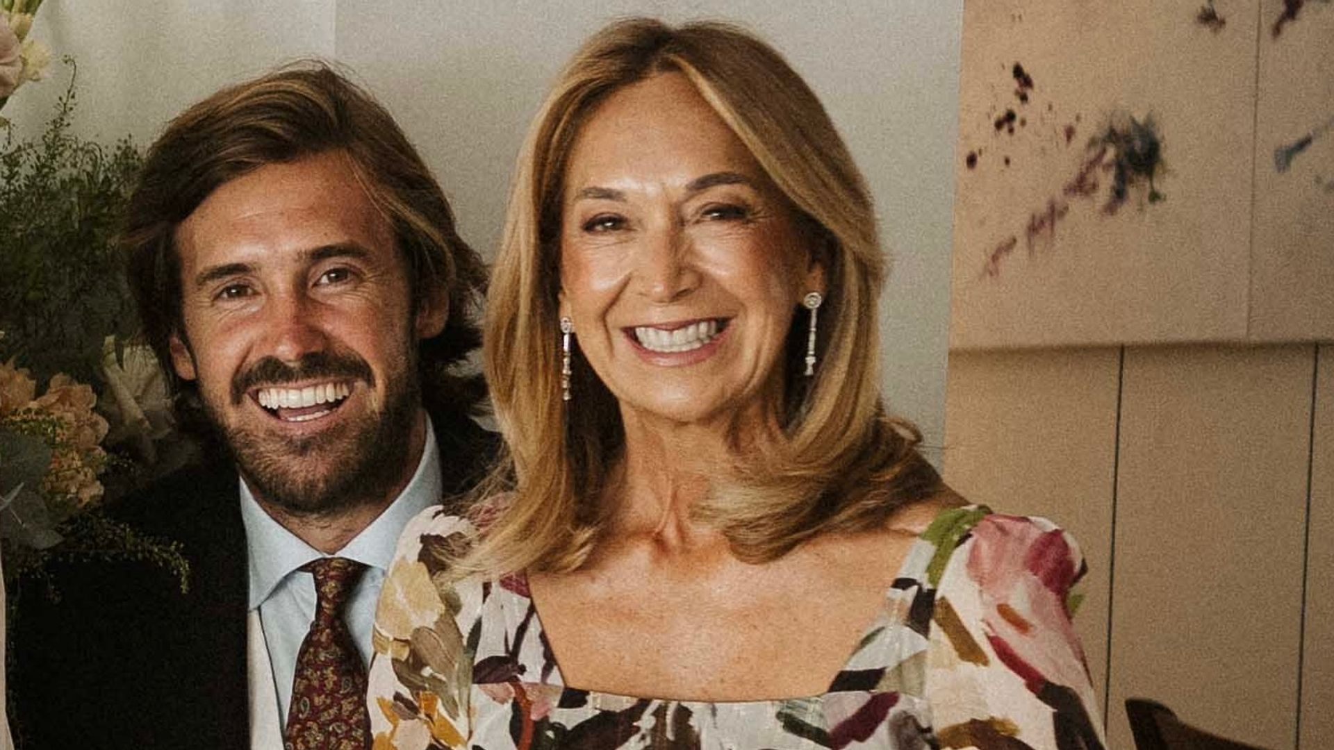 Estas madrinas de boda y madres de la novia te animarán a llevar un vestido estampado