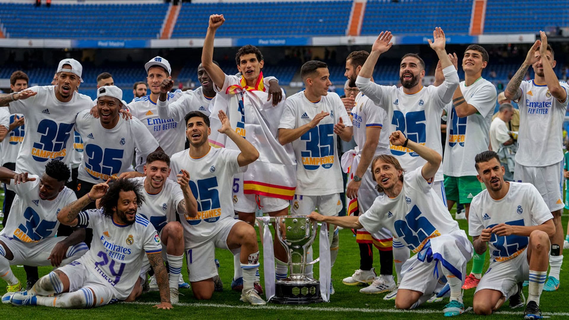 Sandra Garal, Daphne Cañizares, Mishel Gerzig... saltan al terreno de juego para celebrar el título del Real Madrid con sus parejas