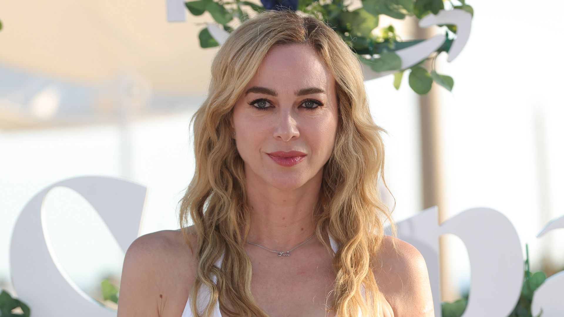 Marta Hazas cambia de look en un nuevo proyecto junto a Amaia Salamanca y enamora a sus fans: "Como en Velvet"