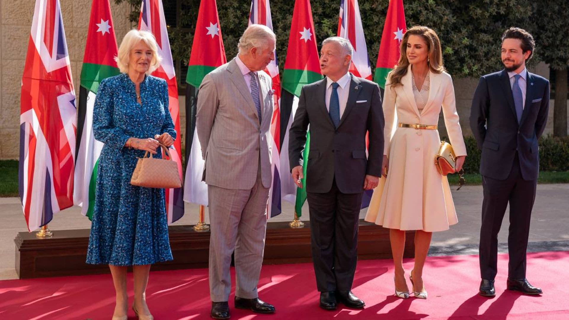 El príncipe Carlos y Camila se reúnen con los Reyes de Jordania durante su gira por Oriente Medio mientras la Reina sigue convaleciente