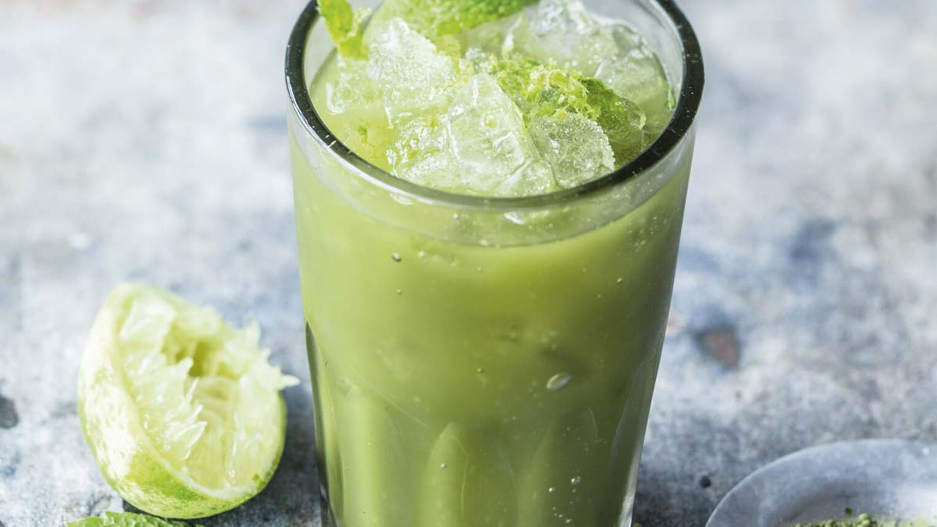 Té matcha helado con zumo de manzana y lima