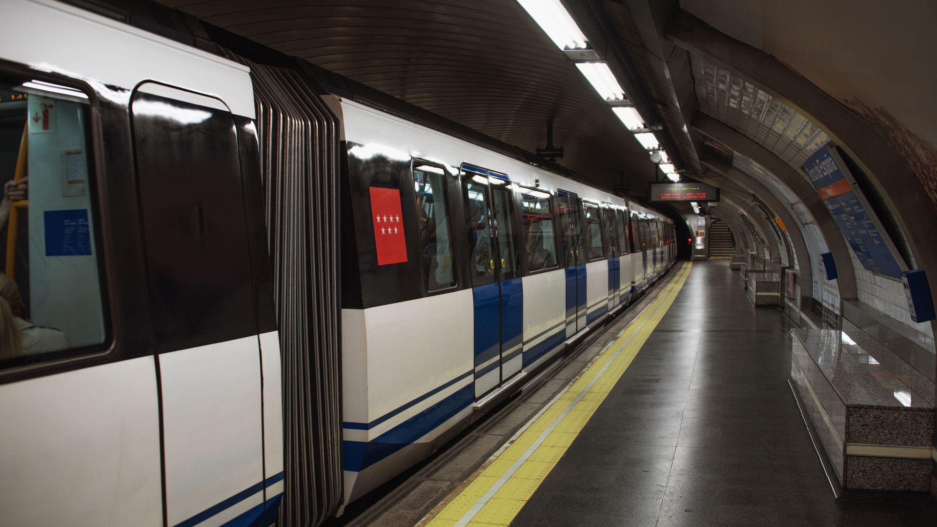vagón de Metro de Madrid en un andén 