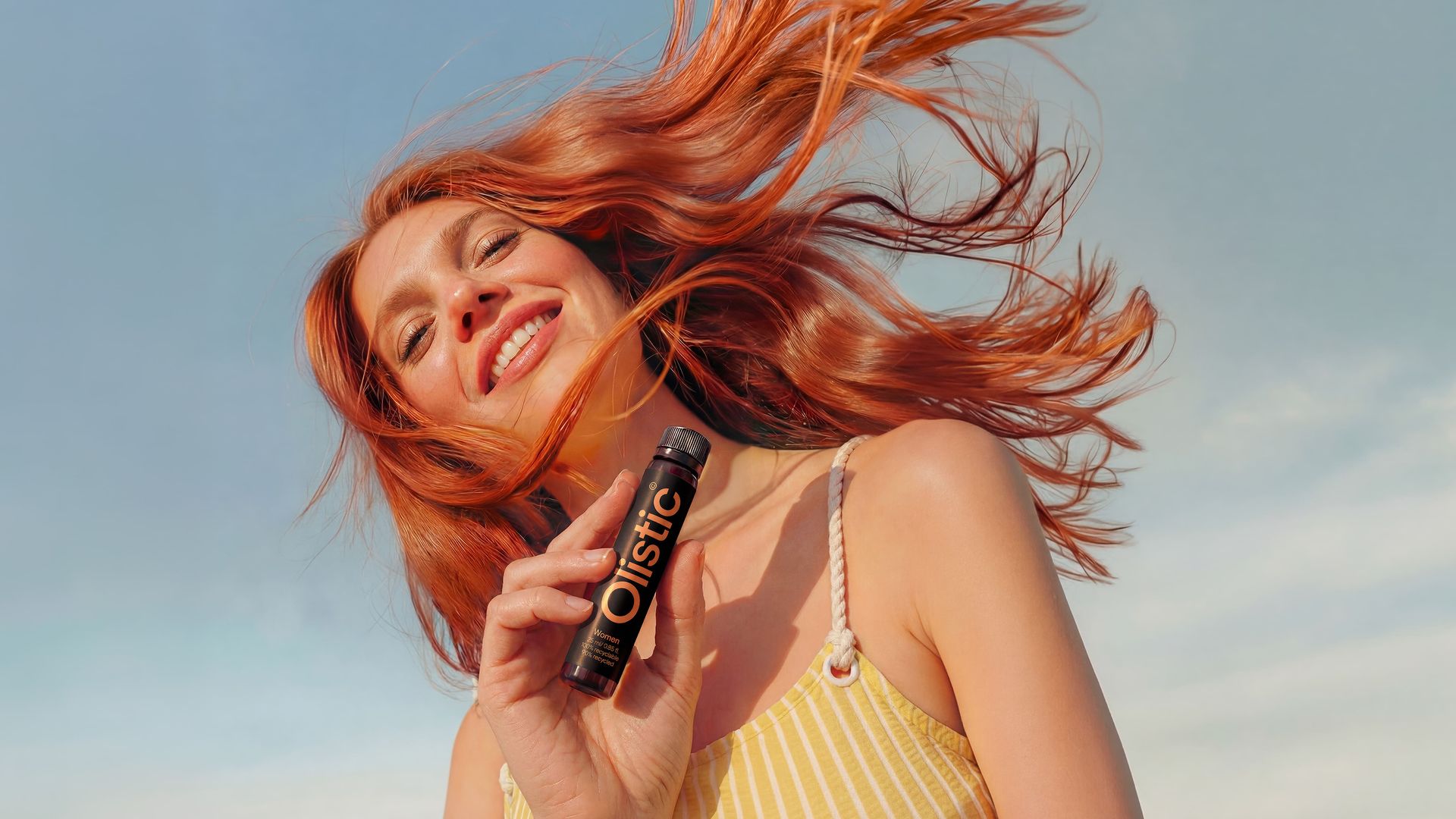 Mujer pelirroja con vial de Olistic Woman