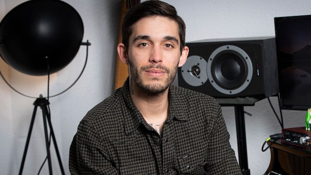 Víctor Elías en su estudio de música