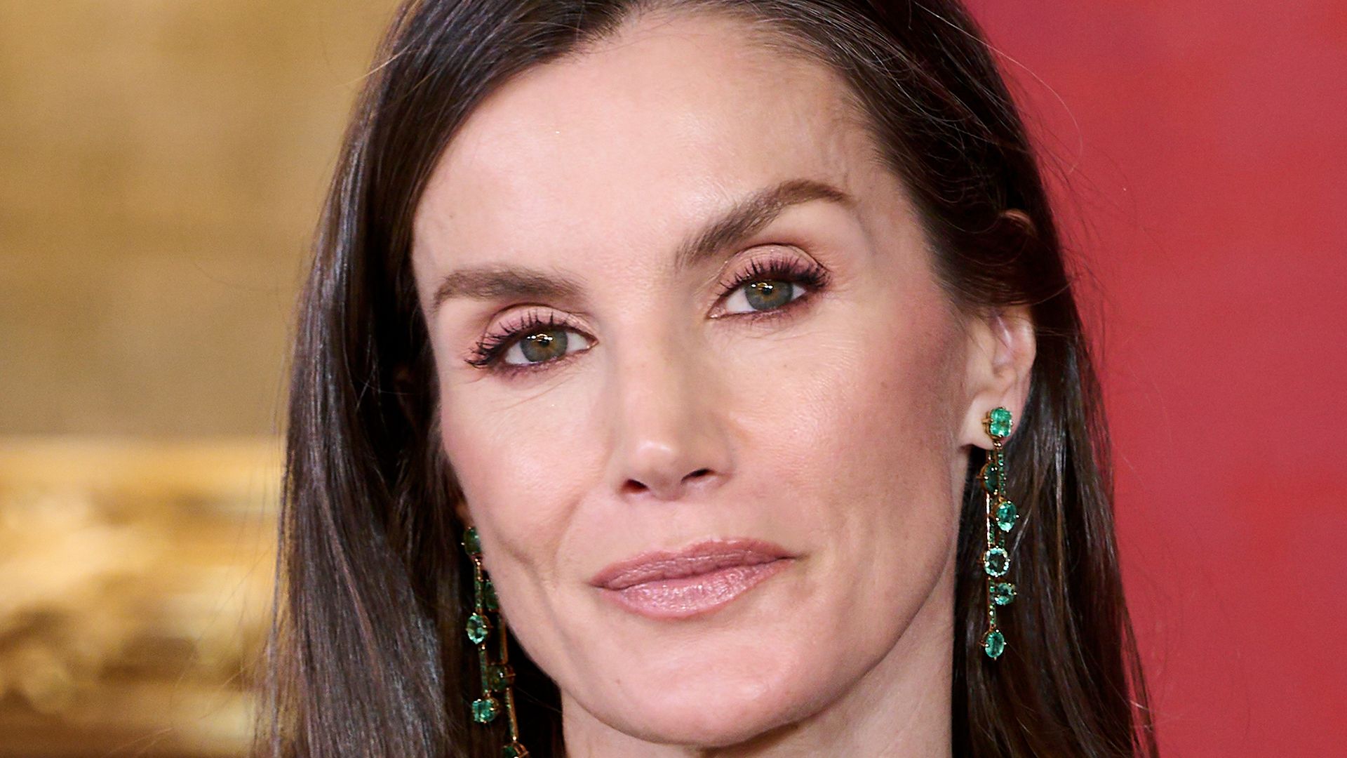 Así es como Amelia Bono y la reina Letizia consiguen potenciar sus ojos verdes: es un gesto que favorece e ilumina la mirada