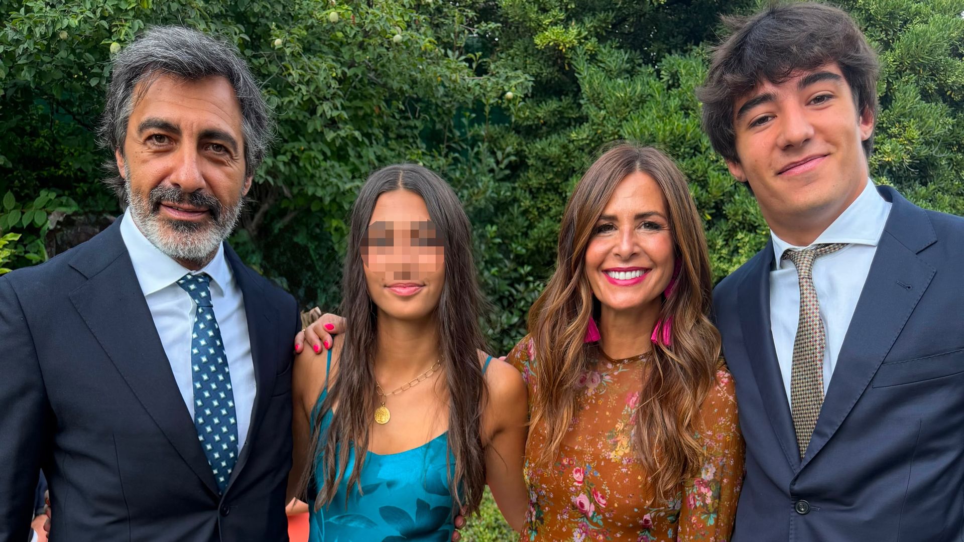 Nuria Roca hy Juan del Val posan con dos de sus tres hijos