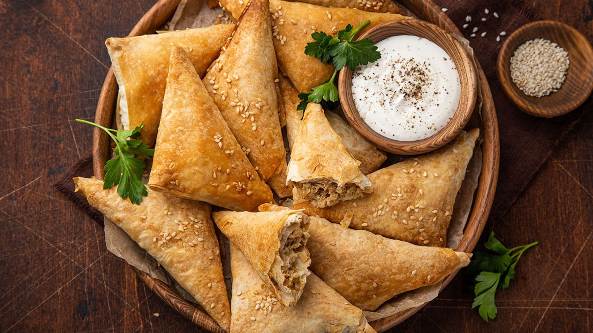 Empanadillas de pasta 'brick' y pollo con salsa de yogur