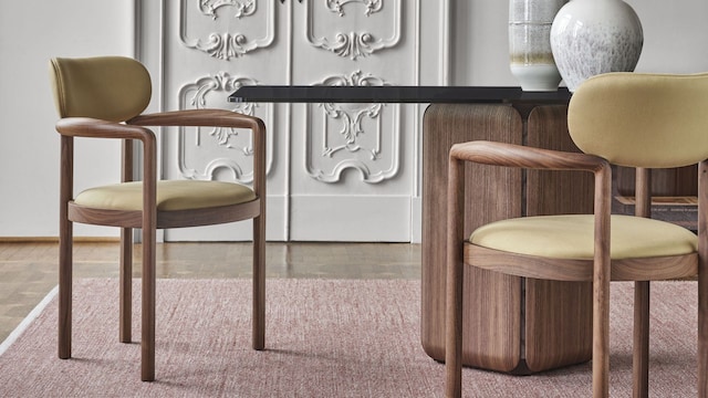 Comedor con mesa y sillas de madera
