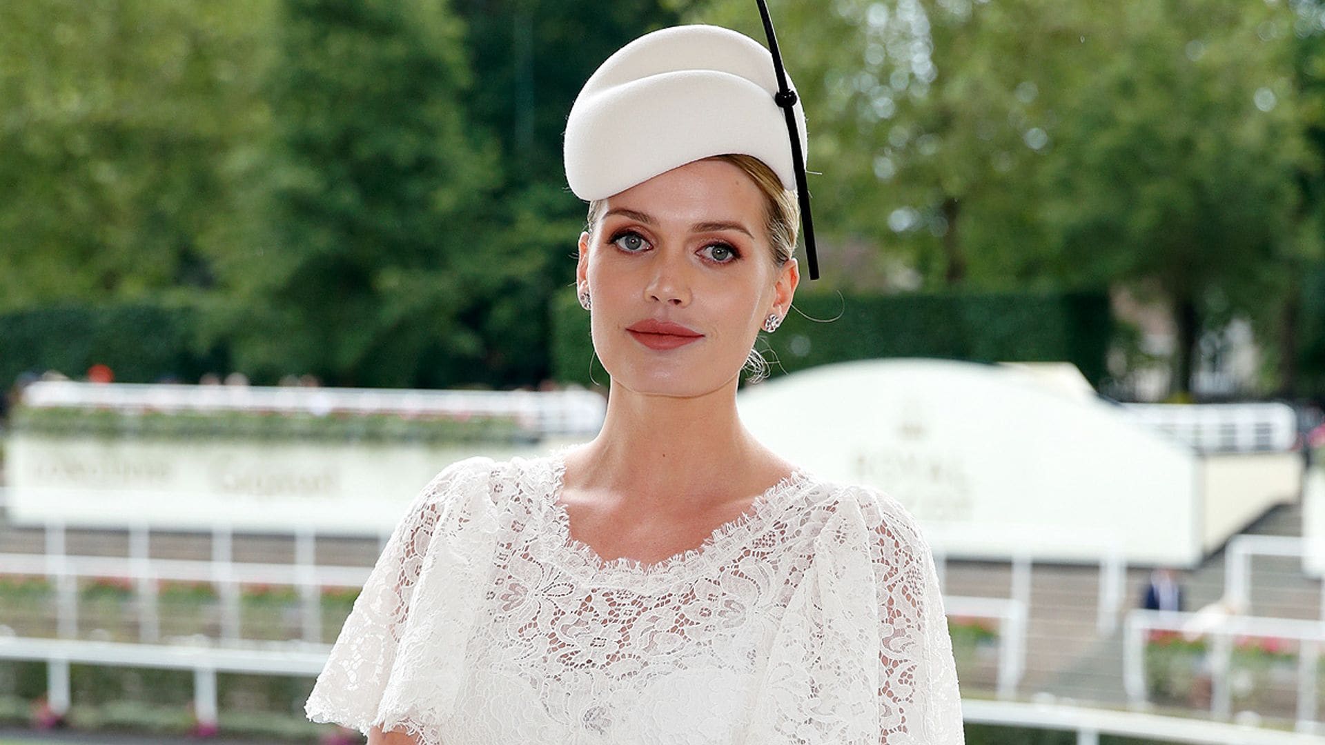 Lady Kitty Spencer viaja a Italia acompañada de sus amigos y entre rumores de boda con Michael Lewis