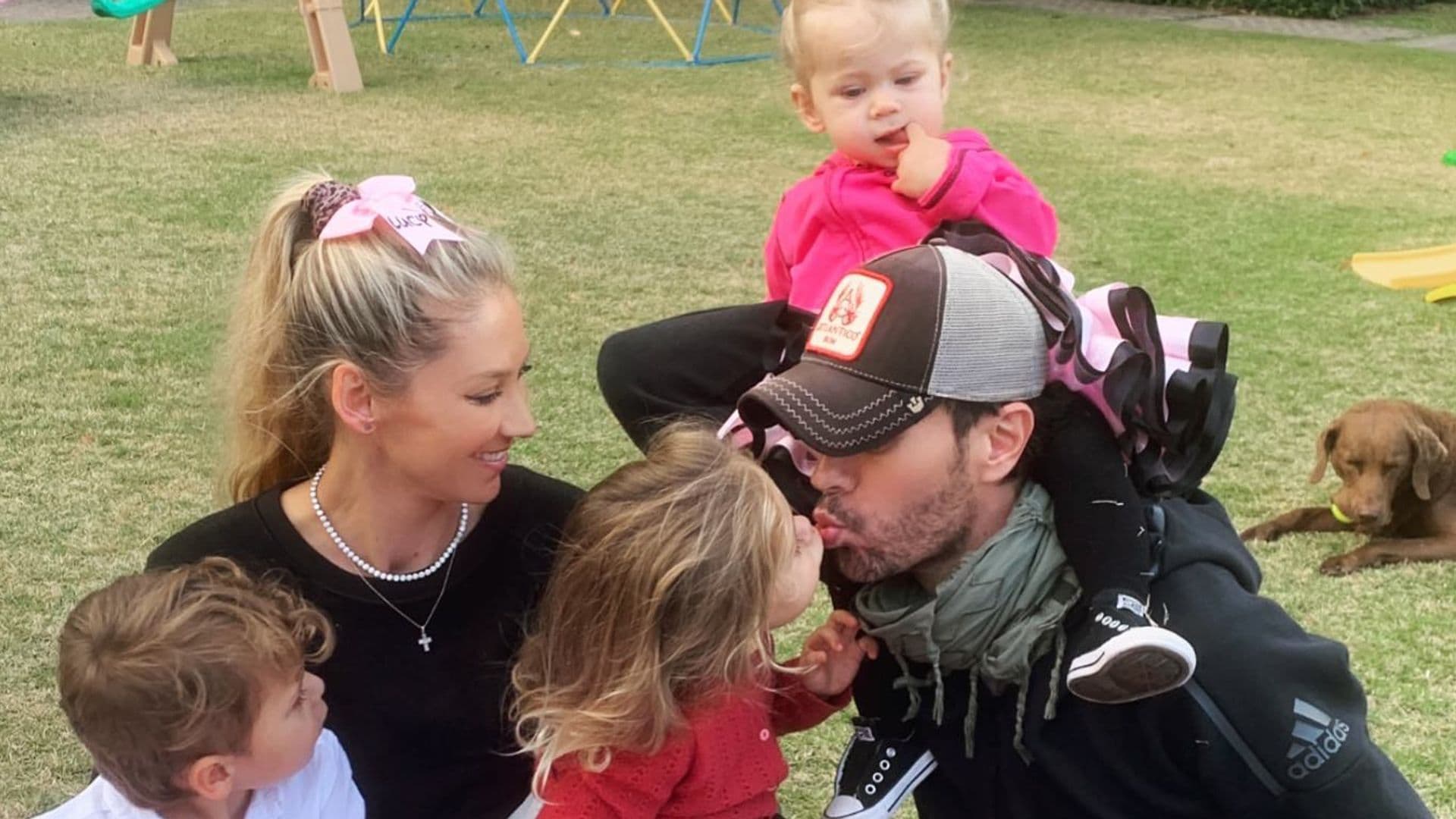 Anna Kournikova y Enrique Iglesias junto a sus pequeños