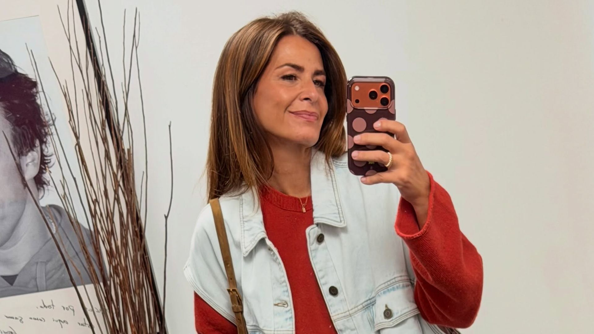 Nuria Roca antes de entrar a plató con camiseta roja, chaleco vaquero y las mismas zapatillas