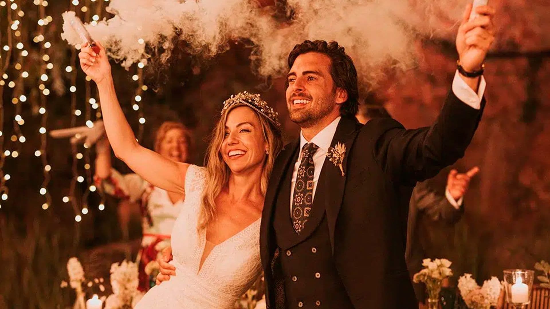 Alas luminosas, bengalas de humo y otros detalles para hacer más divertido el baile de tu boda