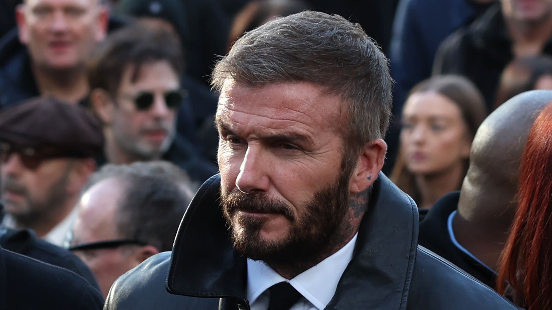 Sir David Beckham y Gary Neville en el funeral de Gary Mounfield, bajista de The Stone Roses y Primal Scream