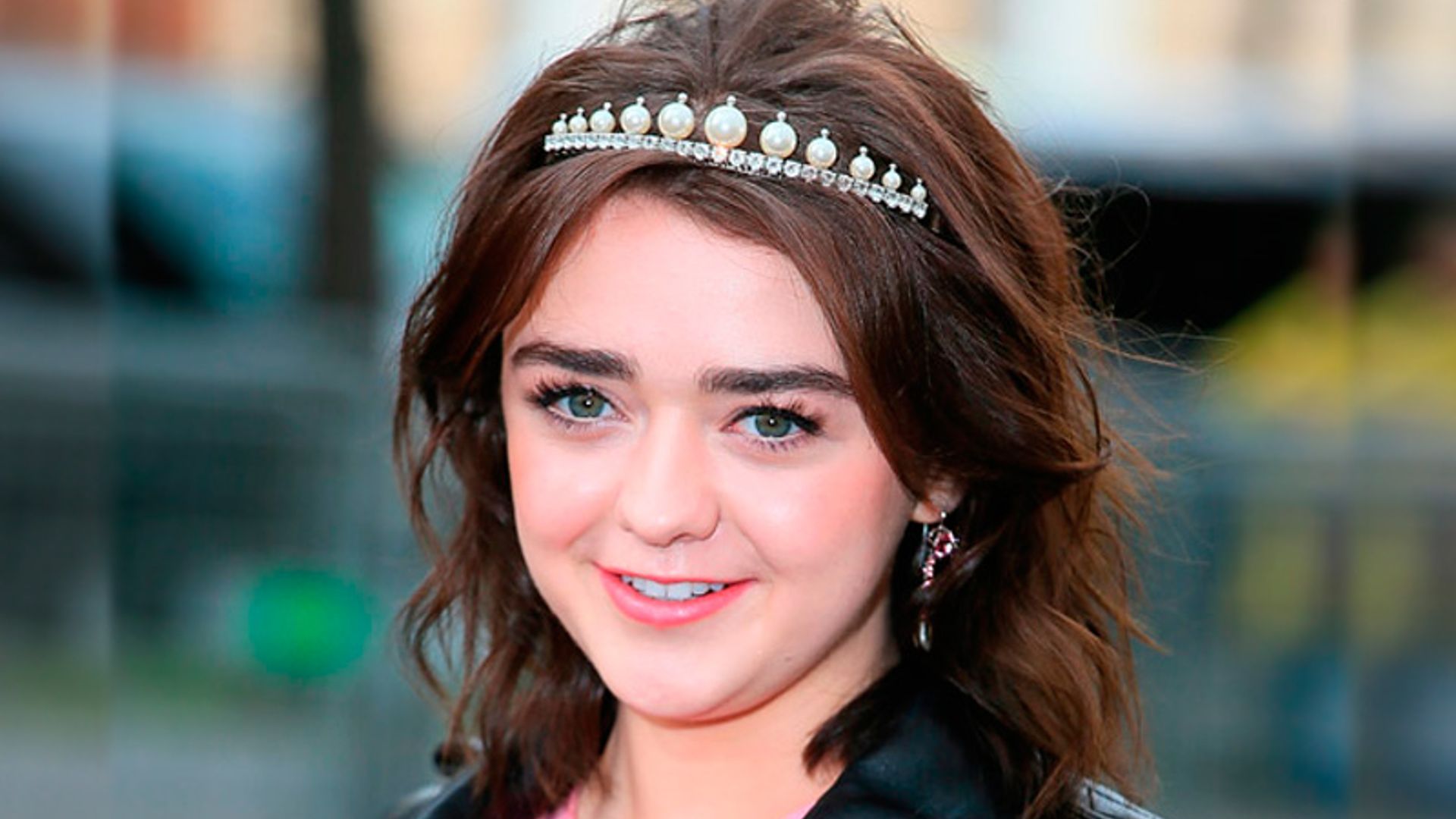 Invitadas con tiara, ¿te atreves con el accesorio más 'glam'?