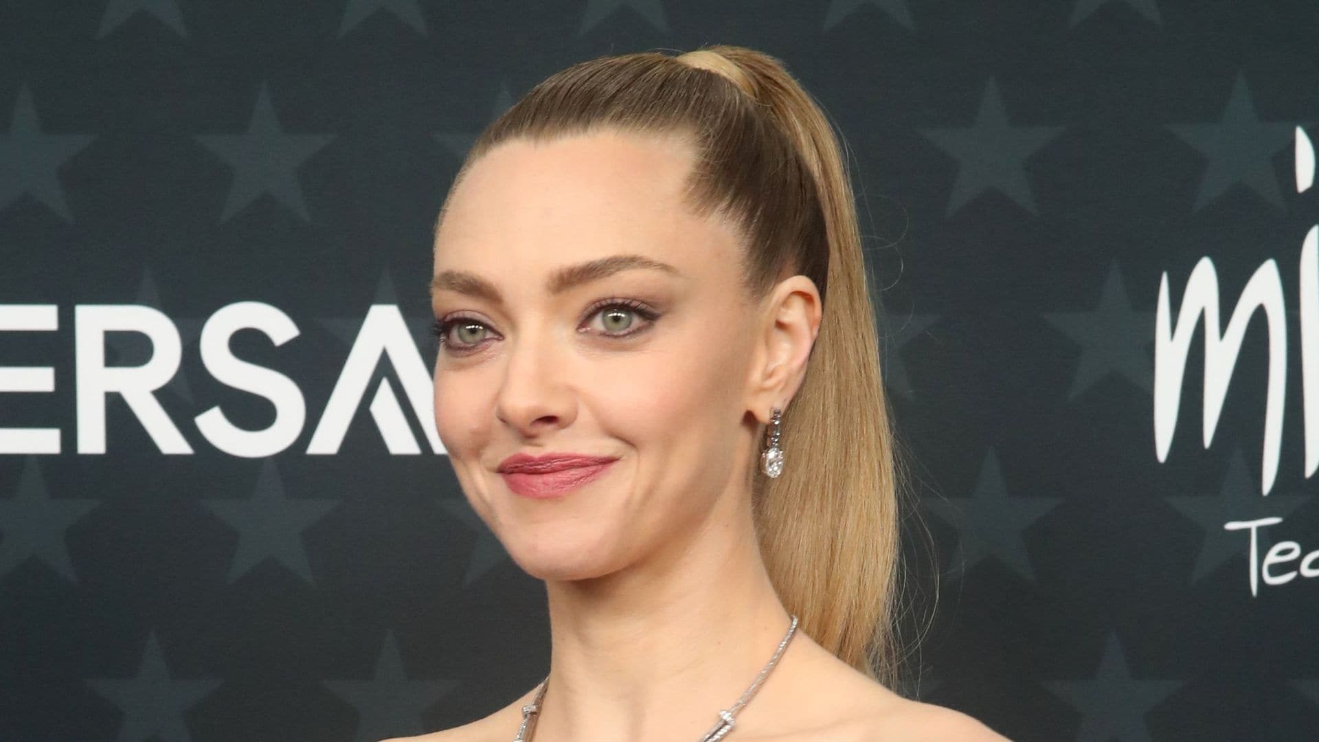 Amanda Seyfried posa en los Critics Choice Awards con una coleta alta pulida que afina el óvalo facial