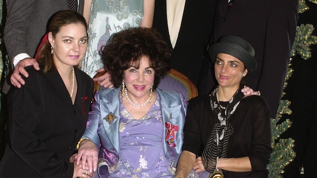 Elizabeth Taylor con sus hijos Michael y Christopher Wilding y sus mujeres y sus hijas Maria y Lizzie