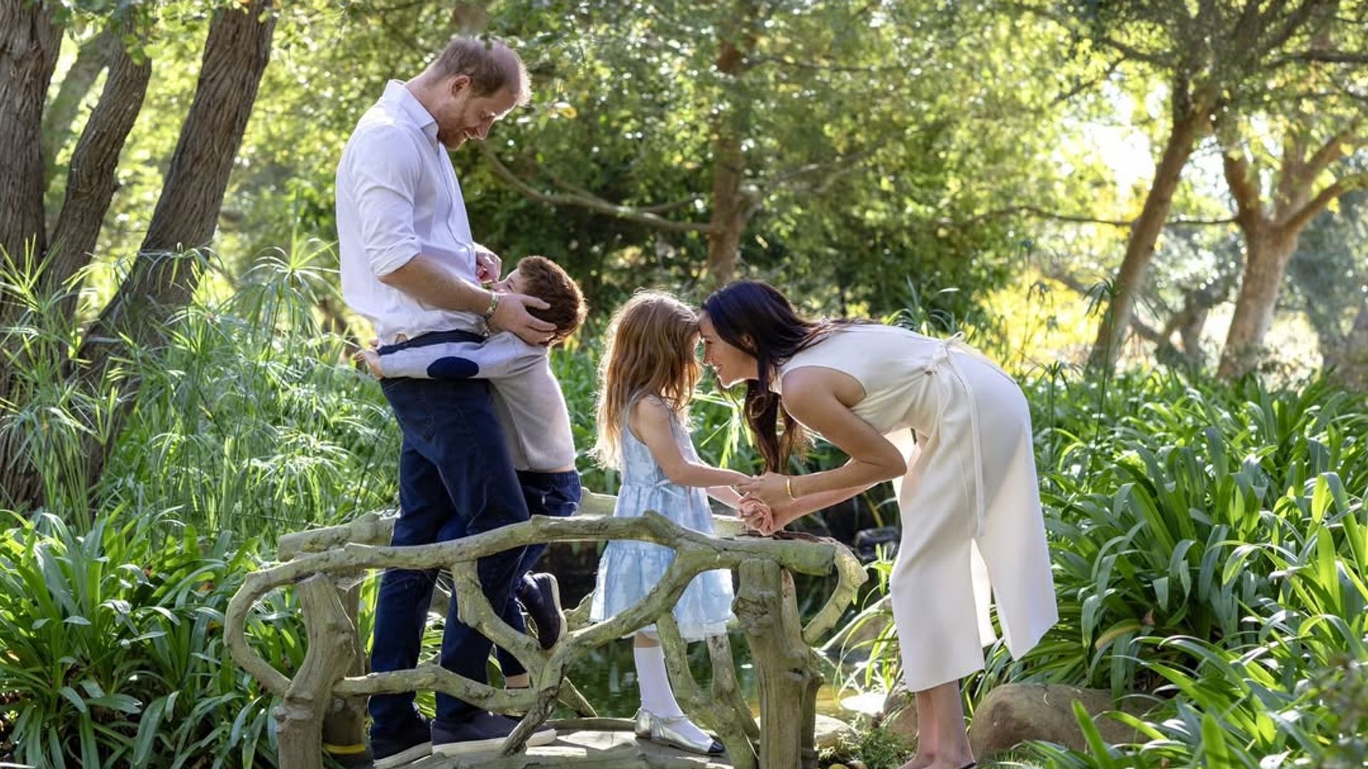 Harry con su esposa Meghan y sus dos hijos Archie y Lilibet