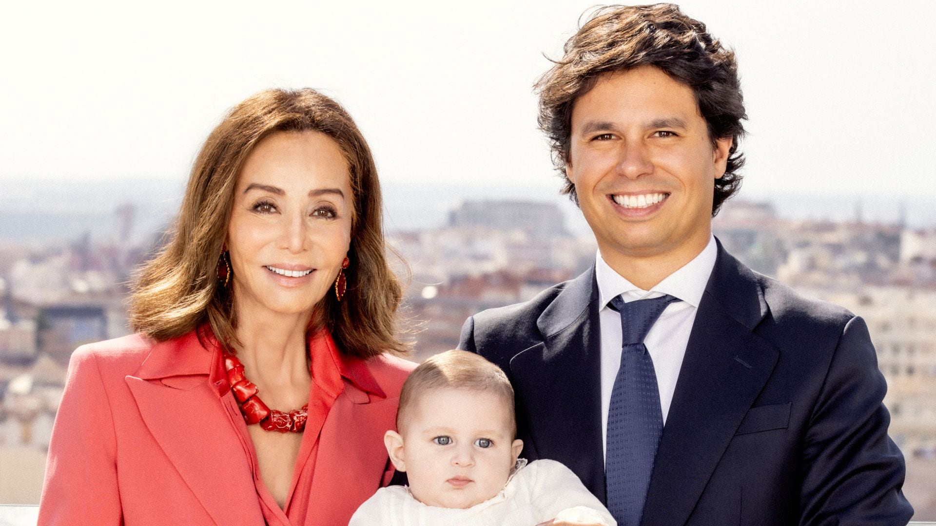 IMÁGENES EXCLUSIVAS. Isabel Preysler, impecable en el bautizo de su sobrino Nicolás: su look, al detalle