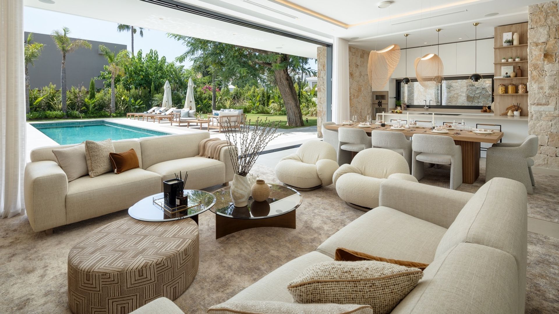 Salón, comedor y cocina se abren al jardín, que cuenta con piscina, salón, comedor y cocina al aire libre