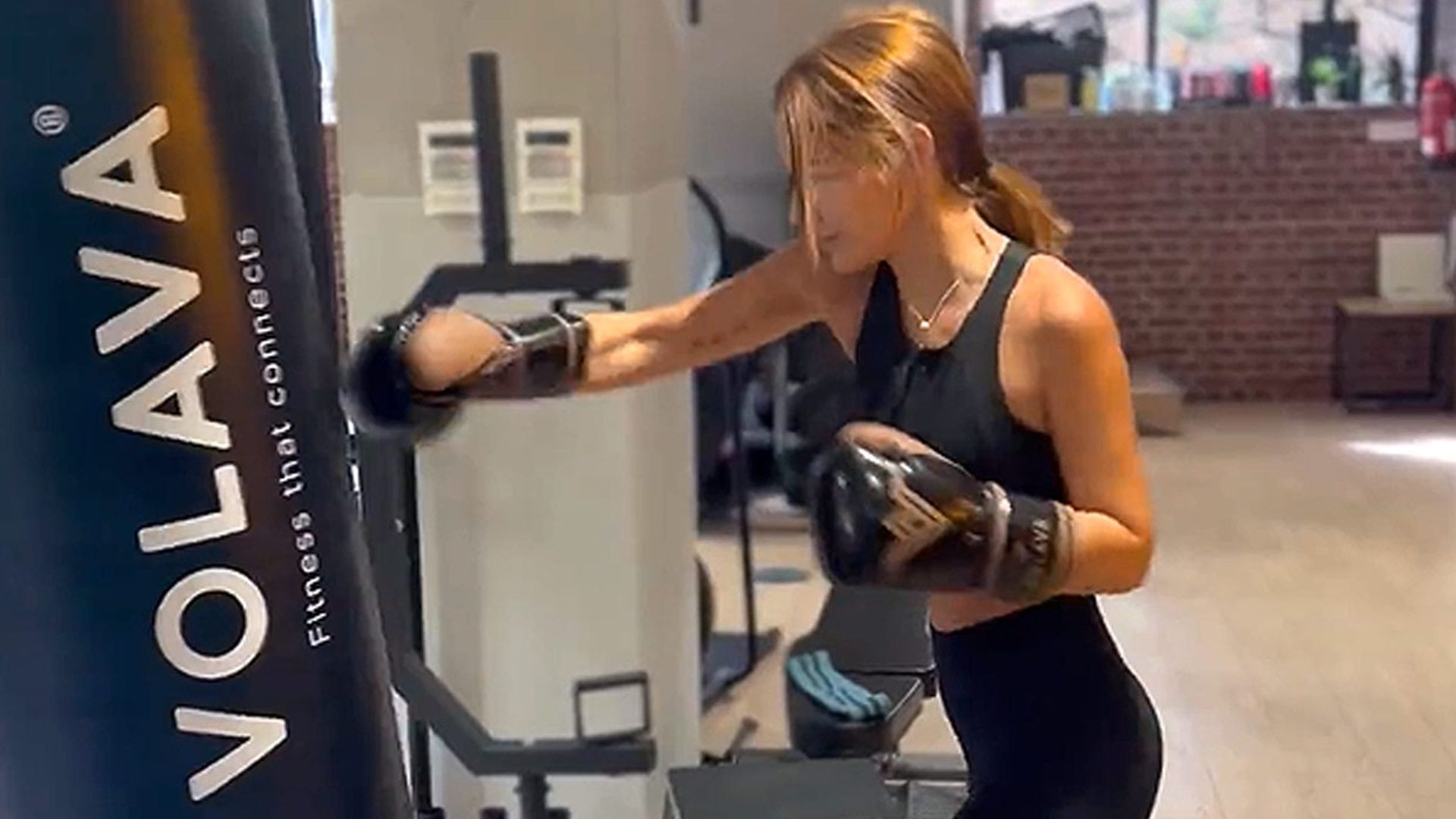Laura Escanes libera tensión a golpe de boxeo tras separarse de Risto Mejide