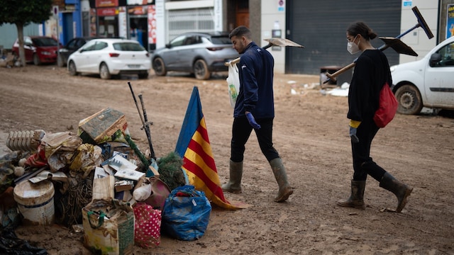 Voluntarios preparados para ayudar a limpiar en las calles de Benetusser por la DANA