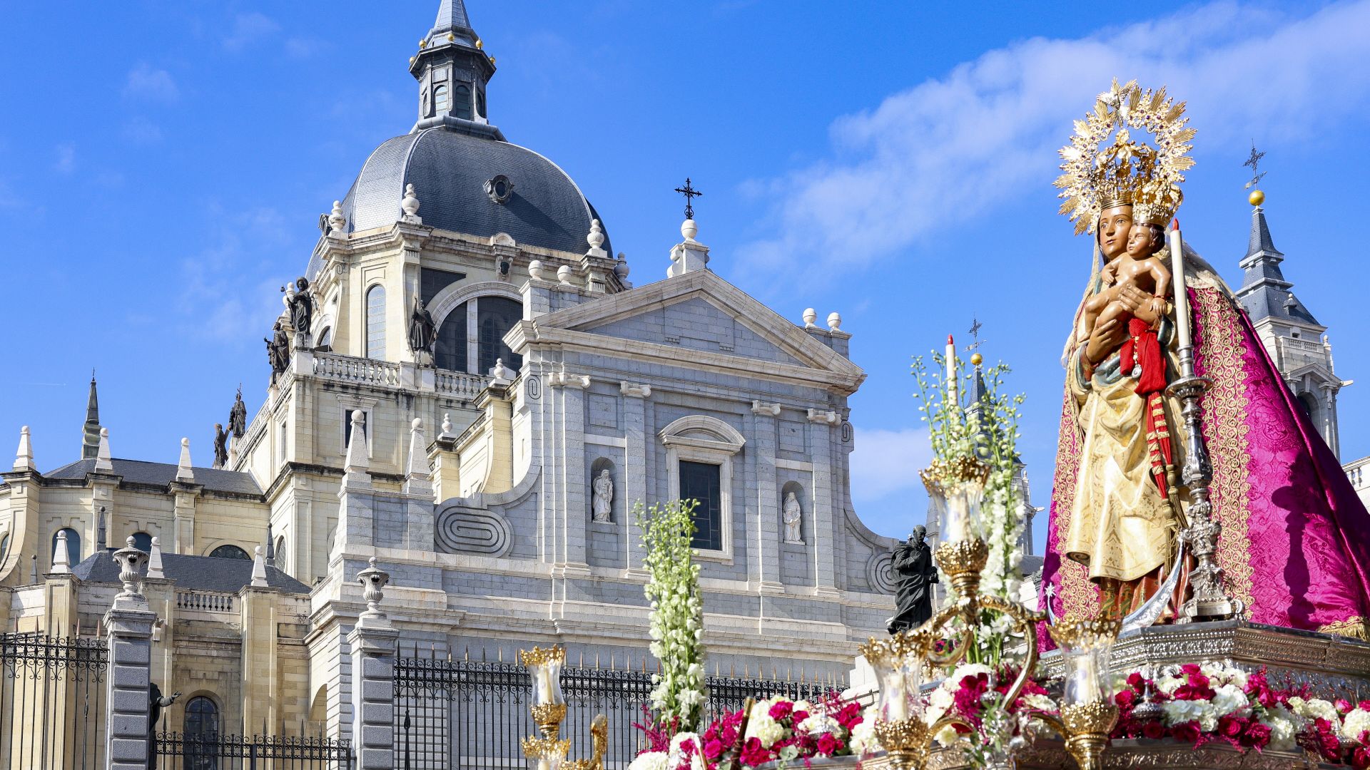 Madrid festeja la Virgen de la Almudena con una procesión multitudinaria y un recuerdo a los afectados por la DANA