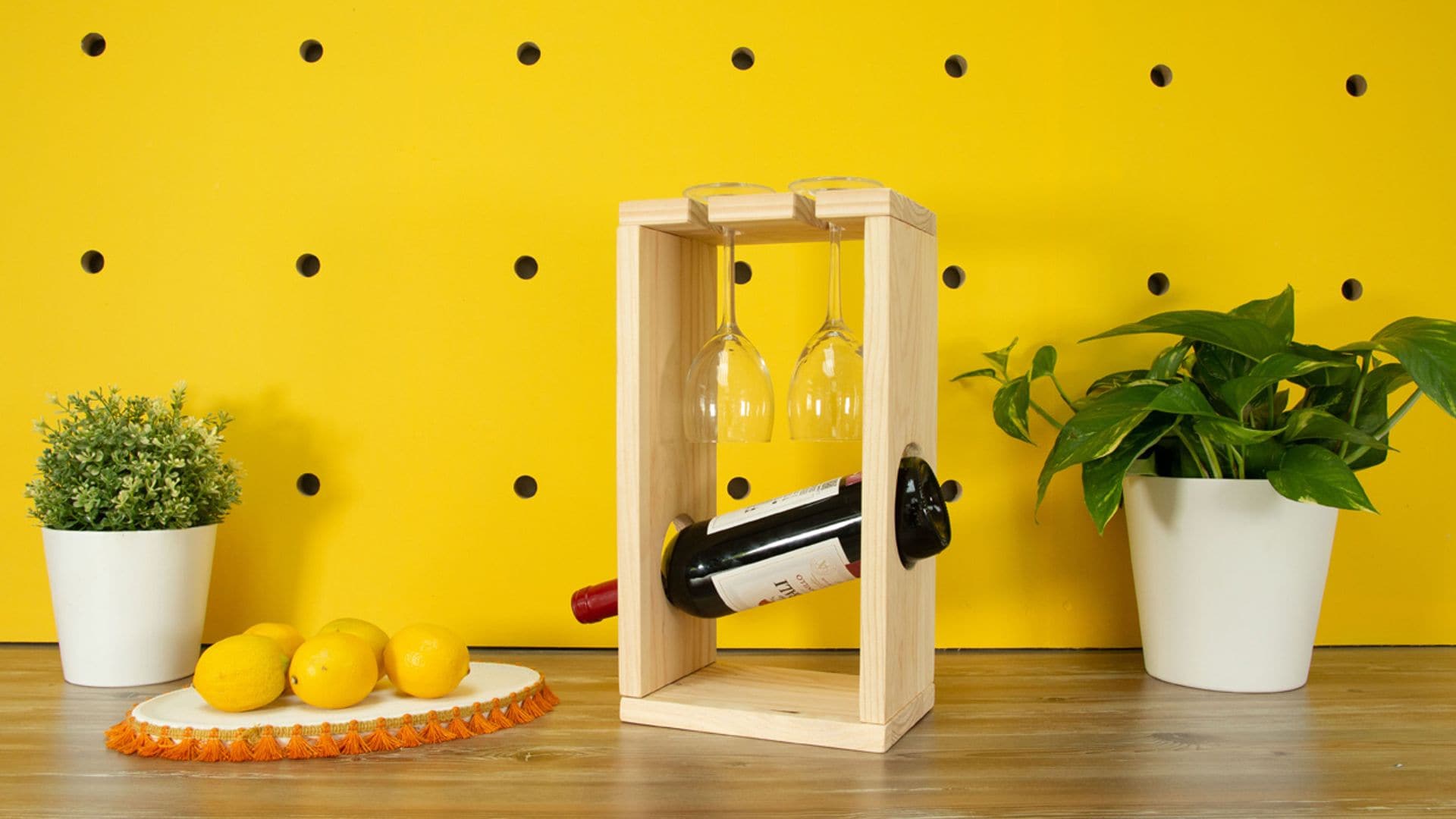 Un original soporte de madera para colocar las copas y la botella de vino