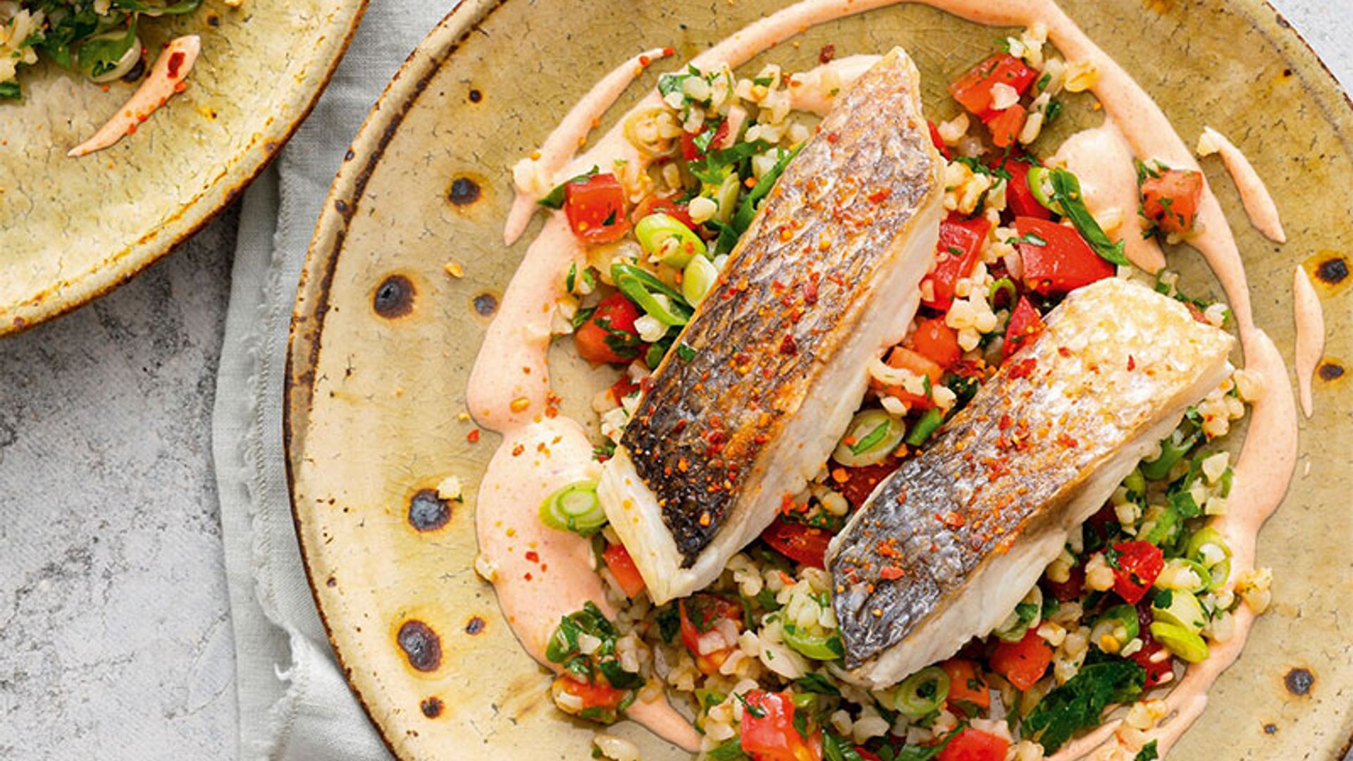 Besugo sobre tabulé con salsa de yogur y 'baharat'