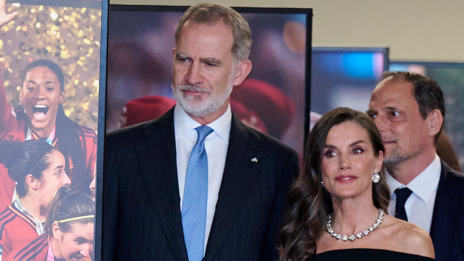 La reina Letizia, arrebatadora en Barcelona aun repitiendo vestido: el secreto que esconde su look más alabado del año