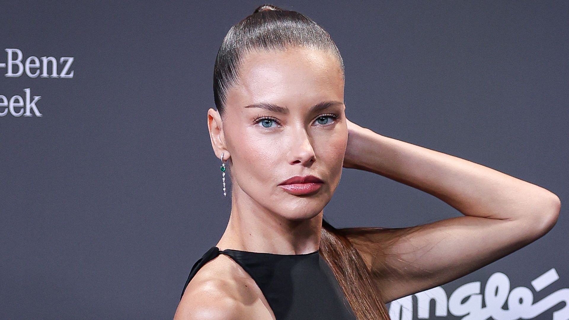 Adriana Lima en la clausura de la MBFW Madrid con coleta alta y vestido negro