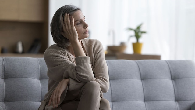 mujer triste sofa